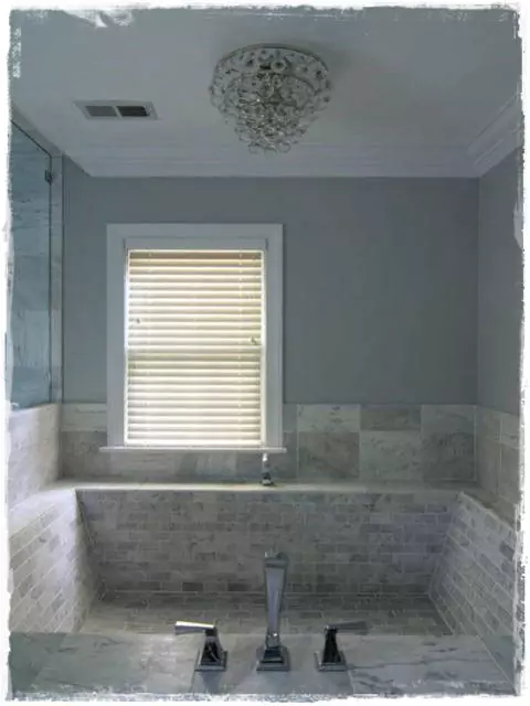 épített kád ablak alatt