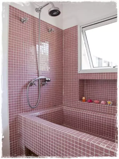 épített kád mozaik burkolattal