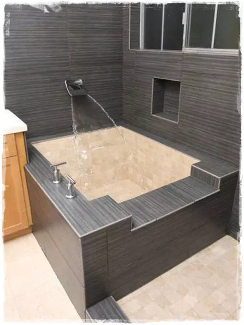 épített kád zuhanyzó mellett