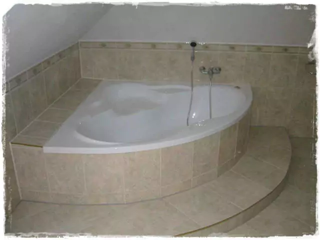 beépített kád dobogón