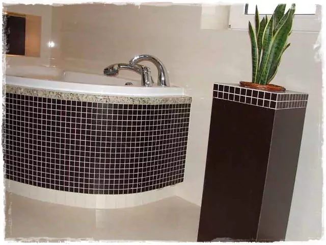 beépített kád mozaik burkolattal