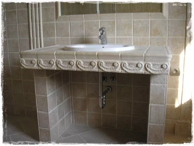 mediterrán épített mosdó