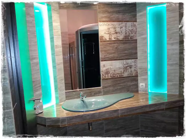 rejtett fény a fürdőszobában