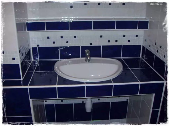 éptett mosdó két fal közt