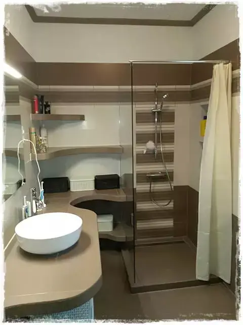 mosdó épített polc