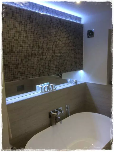 fürdőszoba falfülke rejtett led világítás