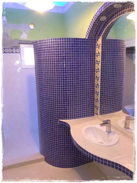 fürdőszoba hajlított fal, zuhanyzó fal