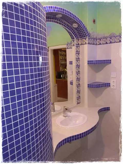 ívelt zuhanyzó fal