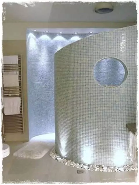 fürdőszoba zuhanyzó ívelt fal